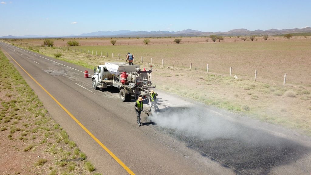 Repara Gobierno del Estado baches en la carretera federal Vía Corta a&nbsp;Parral