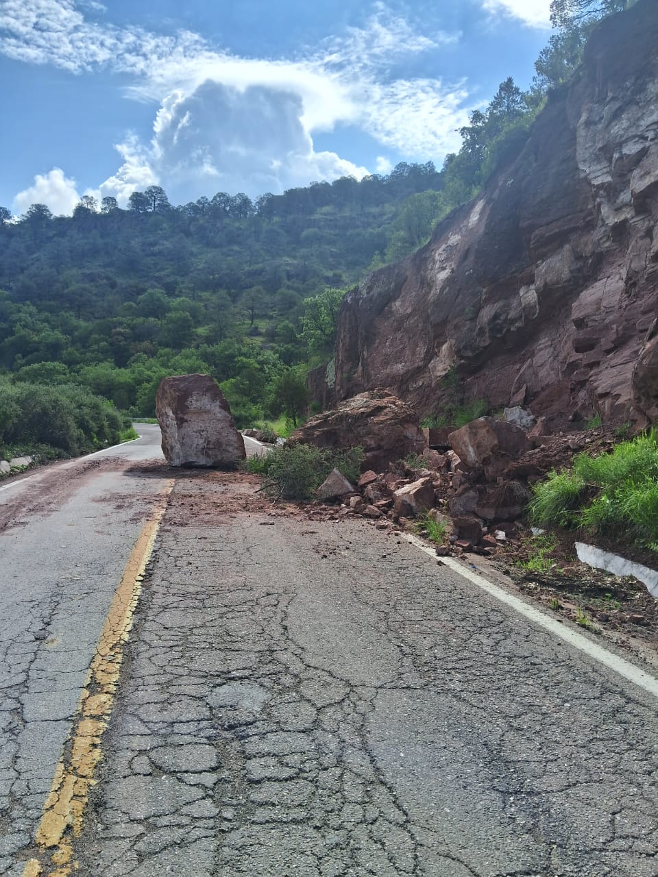 Libera Estado tramo de la carretera federal Parral-Guadalupe y Calvo bloqueado por&nbsp;deslave