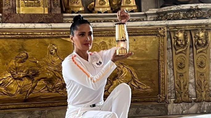 “Represento a todos”: así portó Salma Hayek la antorcha olímpica en el Palacio de&nbsp;Versalles