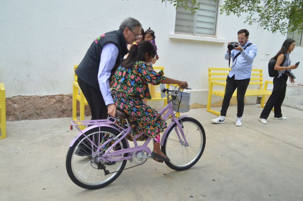 Conviven titulares del DIF Estatal y SPyCI con niñas corredoras rarámuri que destacaron en carrera en&nbsp;CDMX