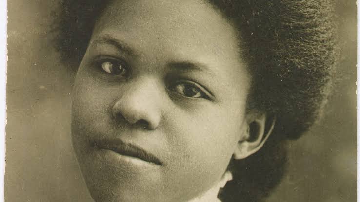 “POR SER DE COLOR, TENÍA QUE TOMAR NOTAS DESDE EL&nbsp;PASILLO”