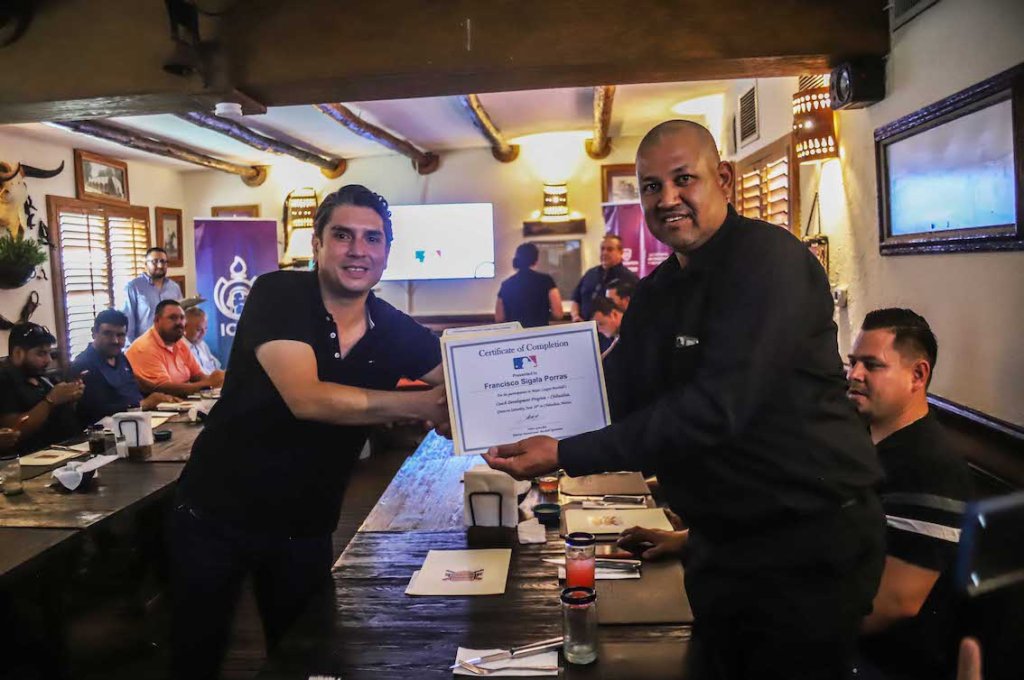 Constancias a entrenadores que se capacitaron en programa de Ligas Mayores de&nbsp;Béisbol