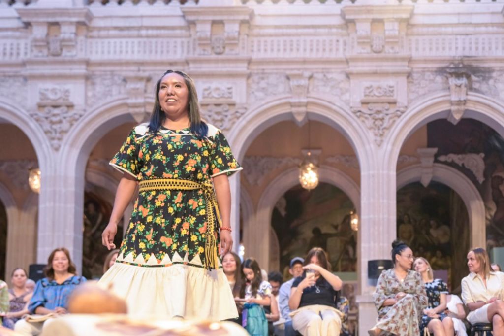 Engalana Palacio de Gobierno talento de artesanas rarámuri con la pasarela de ropas tradicionales “Umugí&nbsp;Sumí”