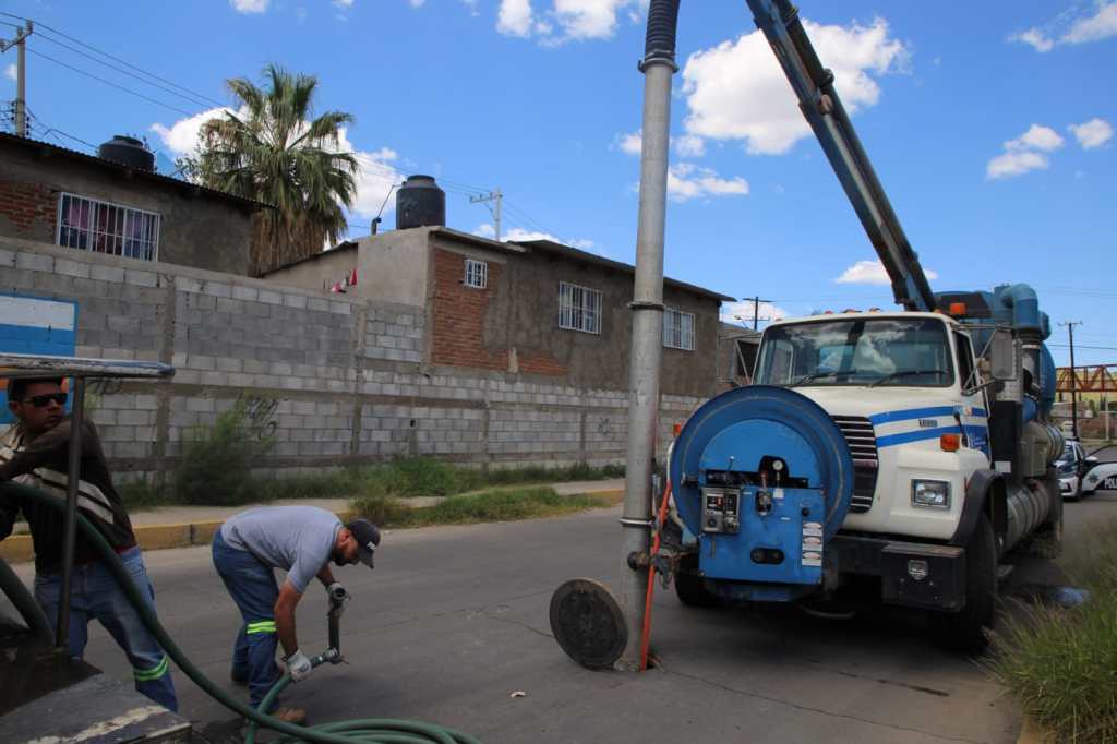 JMAS Parral atiende casos de drenajes averiados en la&nbsp;ciudad