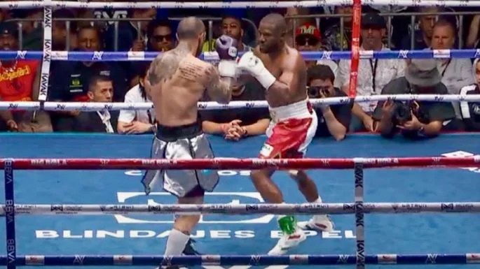 Abuchean a Floyd Mayweather Jr. y a John Gotti III por su pelea de exhibición en México&nbsp;(Video)