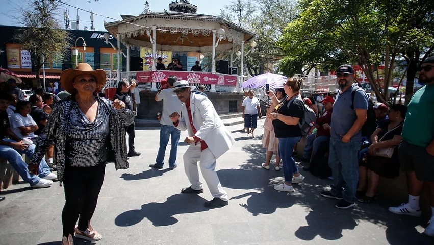 Juarenses bailan al ritmo del Rock en la&nbsp;Plaza
