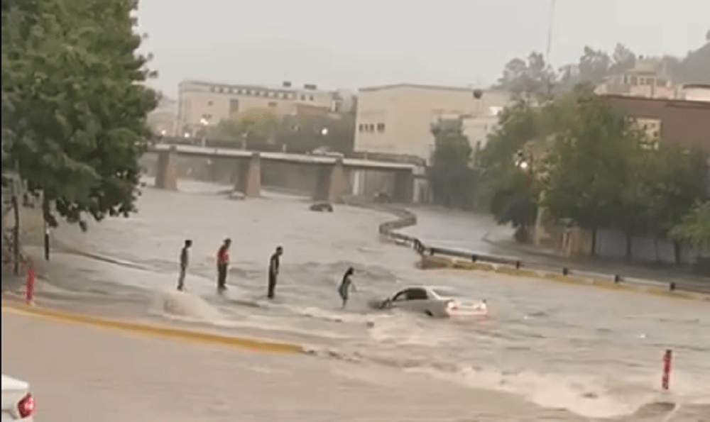 Crecen arroyos y el Río Parral; trasciende que hay personas y vehículos&nbsp;arrastrados