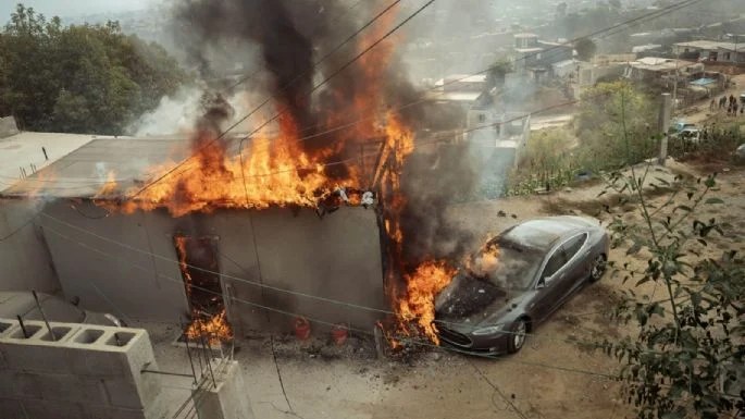 Intenta conectar su Tesla a “diablito”, pero quema el carro e incendia casa en&nbsp;Tijuana