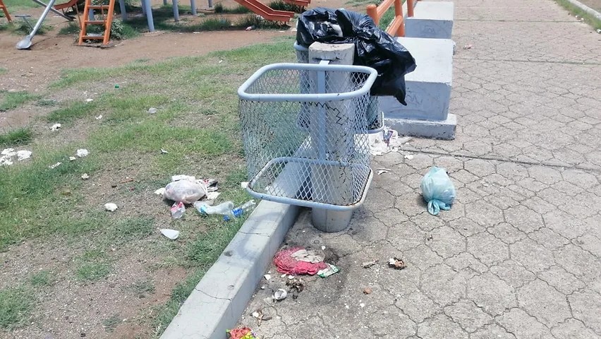 Niños juegan entre basura en el parque de la deportiva Emiliano&nbsp;Zapata