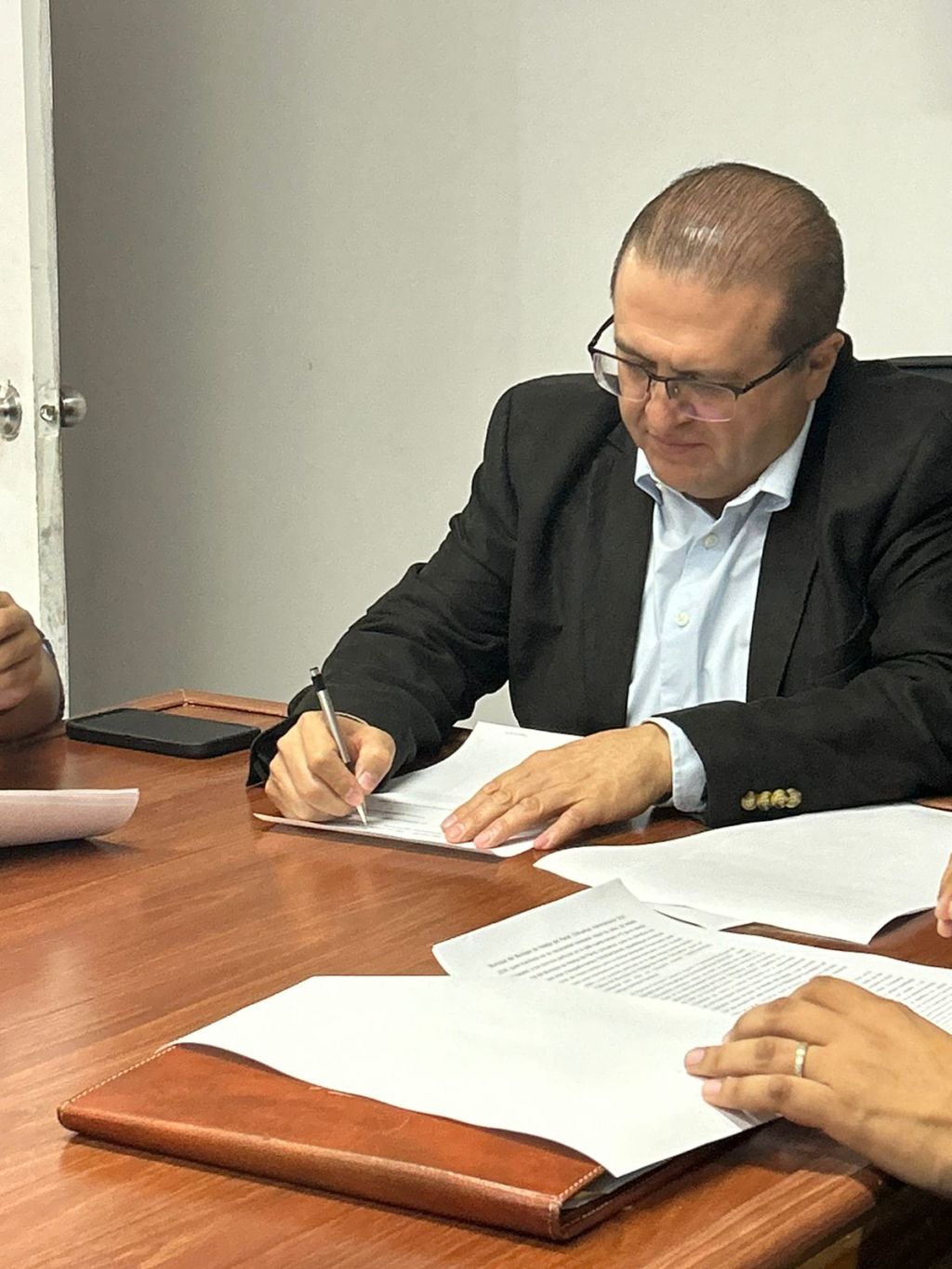 Firma el alcalde, Salvador Calderón Aguirre el acta administrativa general de entrega-recepción.