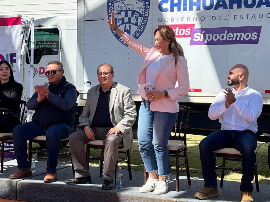 La directora del DIF Municipal entrega apoyos durante la feria de servicios “Juntos Cerca de&nbsp;Ti”.