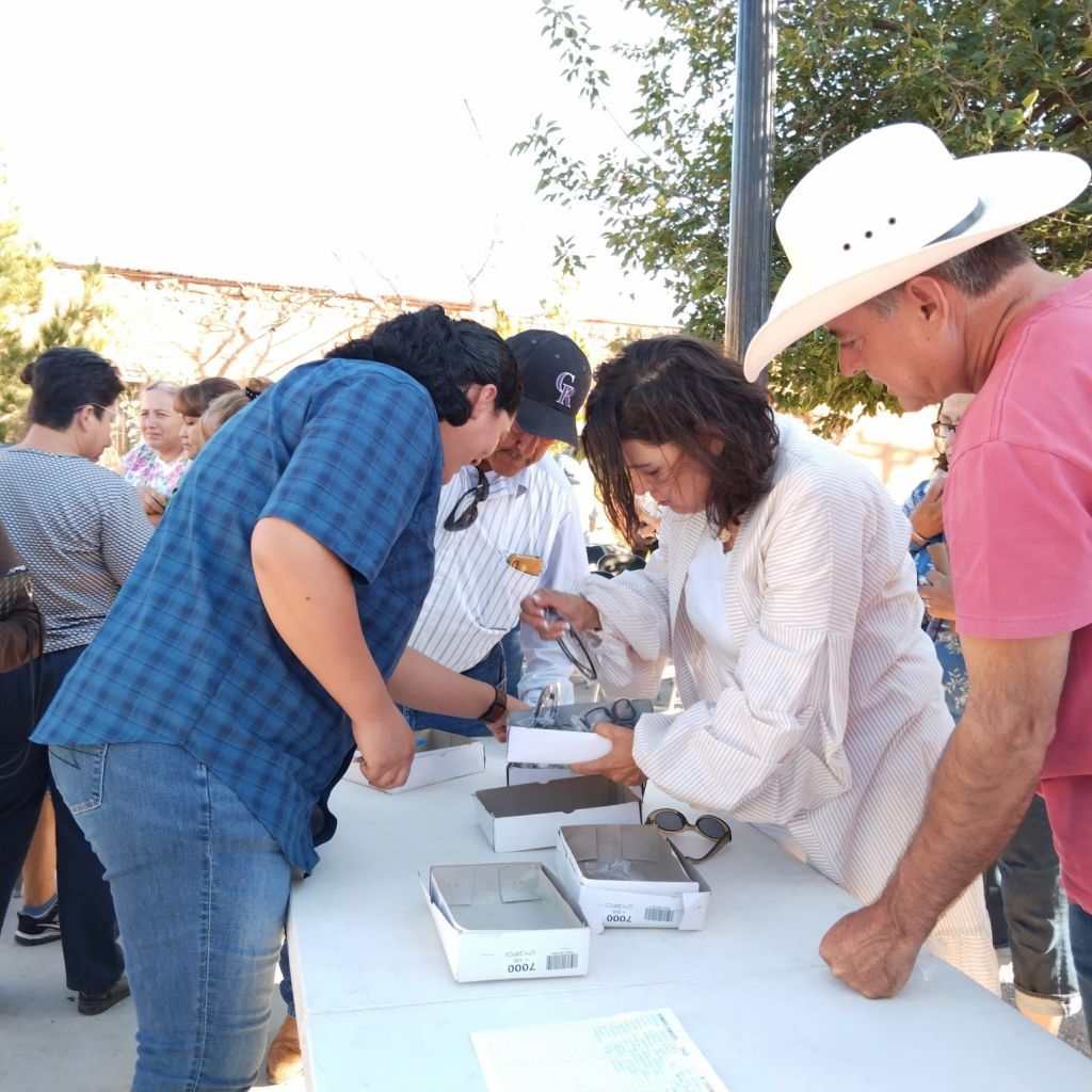 El Gobierno Municipal de Parral otorga lentes y despensas a personas&nbsp;vulnerables