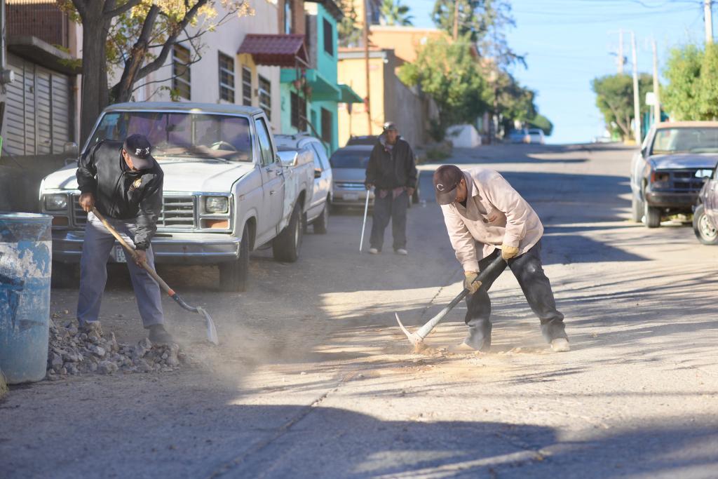 Con cinco cuadrillas de bacheo en concreto y asfalto el Gobierno Municipal atiende los daños en las calles de&nbsp;Parral