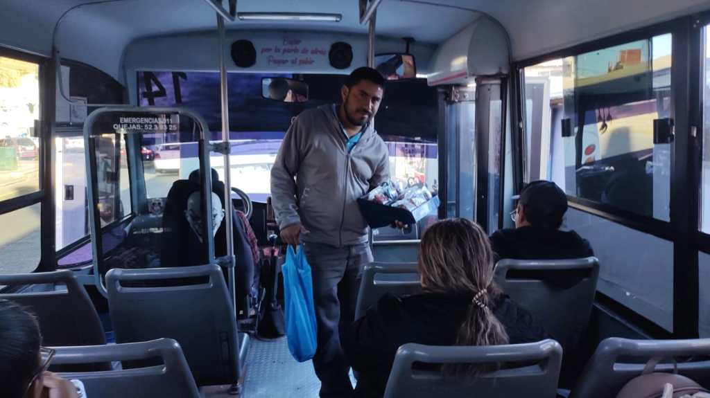 Manuel cumple 14 años vendiendo dulces para sacar adelante a su&nbsp;familia