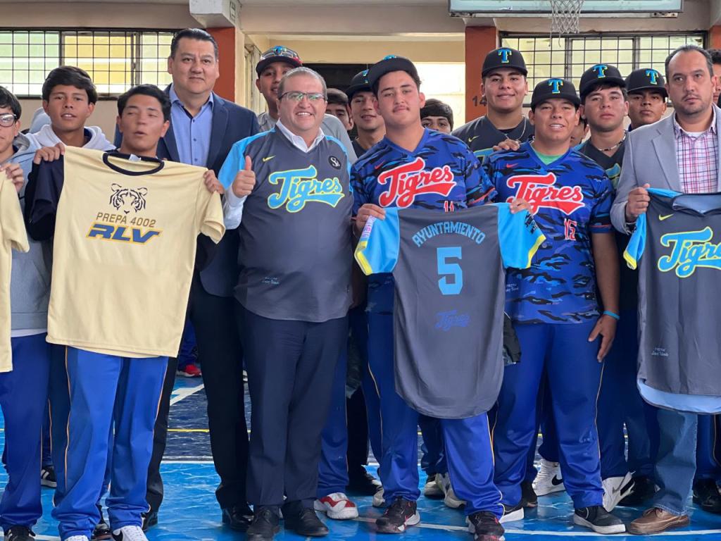 Entrega Alcalde uniformes deportivos en la preparatoria Ramón López&nbsp;Velarde