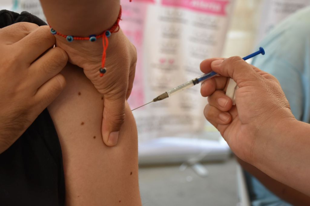 Invita Salud a vacunarse contra influenza y COVID-19 para evitar complicaciones esta temporada&nbsp;invernal