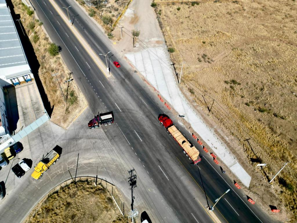 El Gobierno de Parral complementa rastreo de caminos con acceso de concretó en camino a las&nbsp;Ánimas.