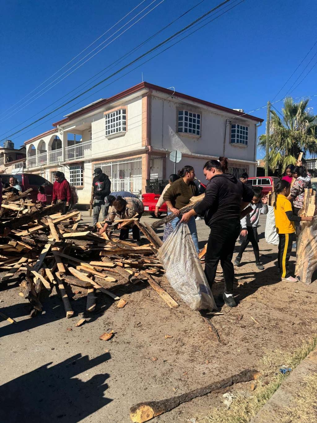 Este sábado el programa del Dif “Invierno sin frío” alcanzó 100 toneladas de&nbsp;leña