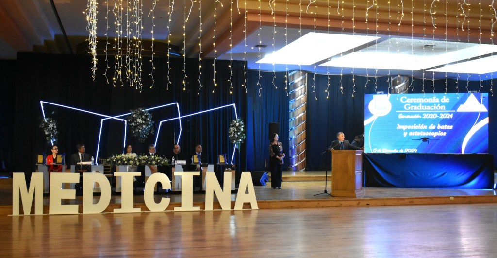 El Alcalde Chava Calderón felicita a la generación 2020-2024 de nuevos médicos egresados de la UACH en&nbsp;Parral