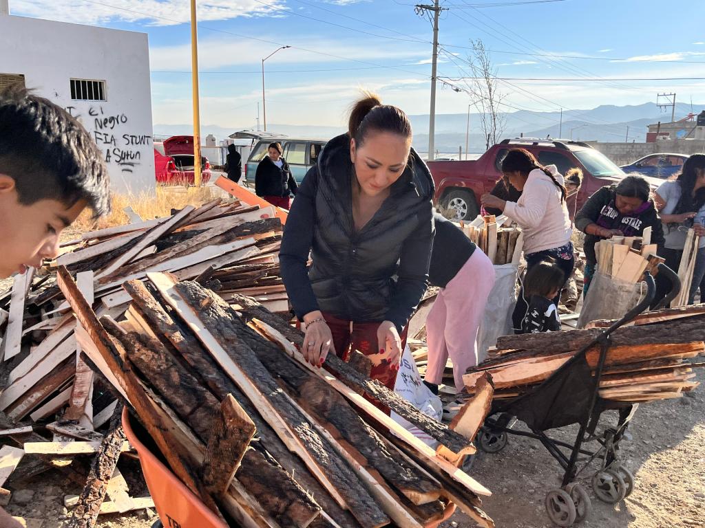 La presidenta del DIF, Nora Carrillo, lleva el programa “Un Invierno sin frío” a la colonia Parral&nbsp;Vive
