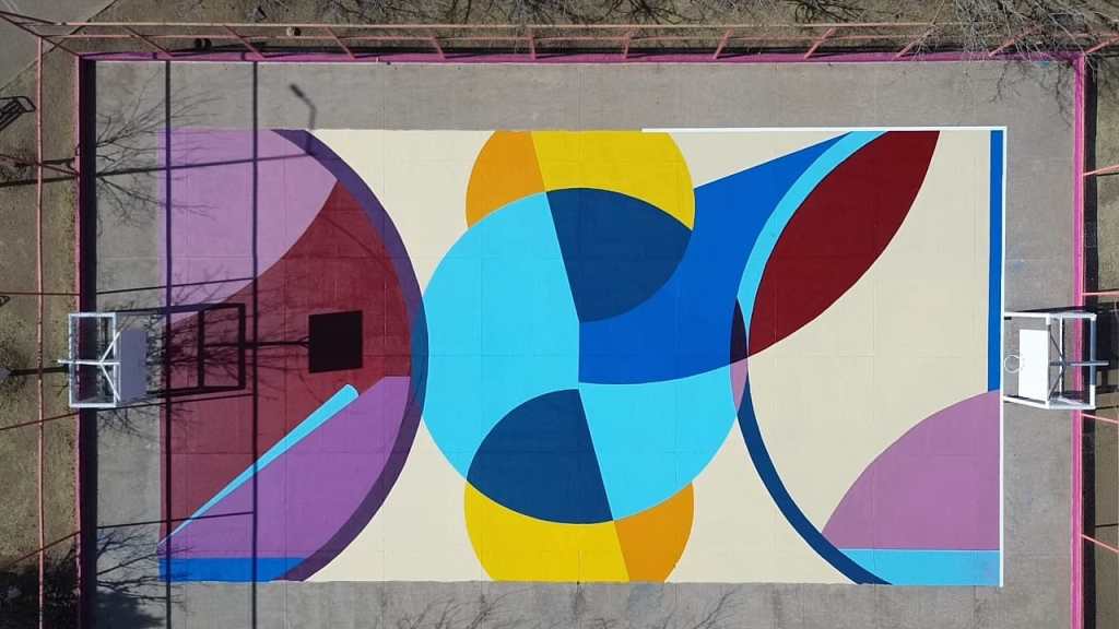 Realizan remodelación artística de la cancha del parque Gerardo&nbsp;Montes.