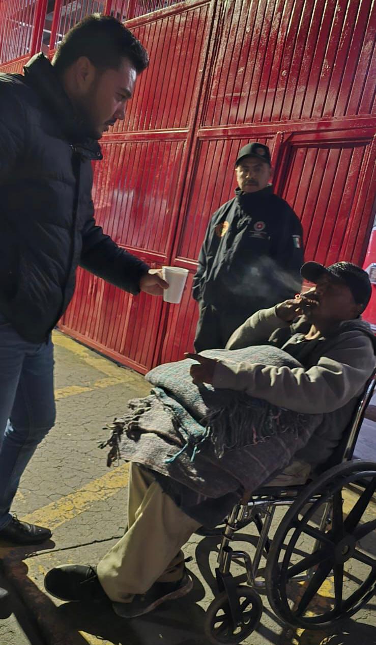Entrega Gobierno de Parral cobijas y alimentos calientes a personas en situación de&nbsp;calle