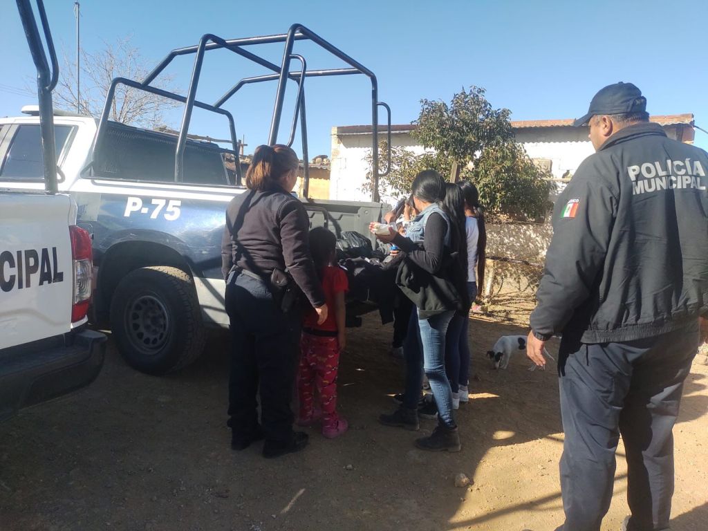 Realiza elementos de la DSPM donación de prendas de temporada invernal en la comunidad de San&nbsp;Andrés