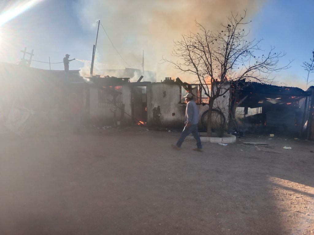 Atiende Bomberos incendio en la comunidad de Santa&nbsp;Rosa