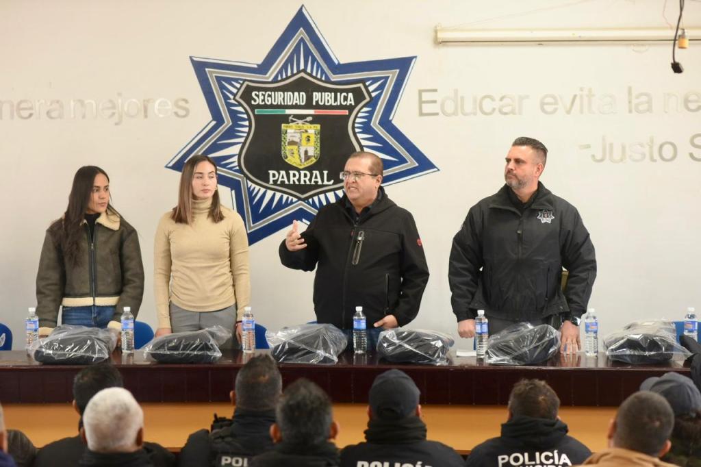 Entrega Alcalde más de 100 chamarras a policías&nbsp;municipales