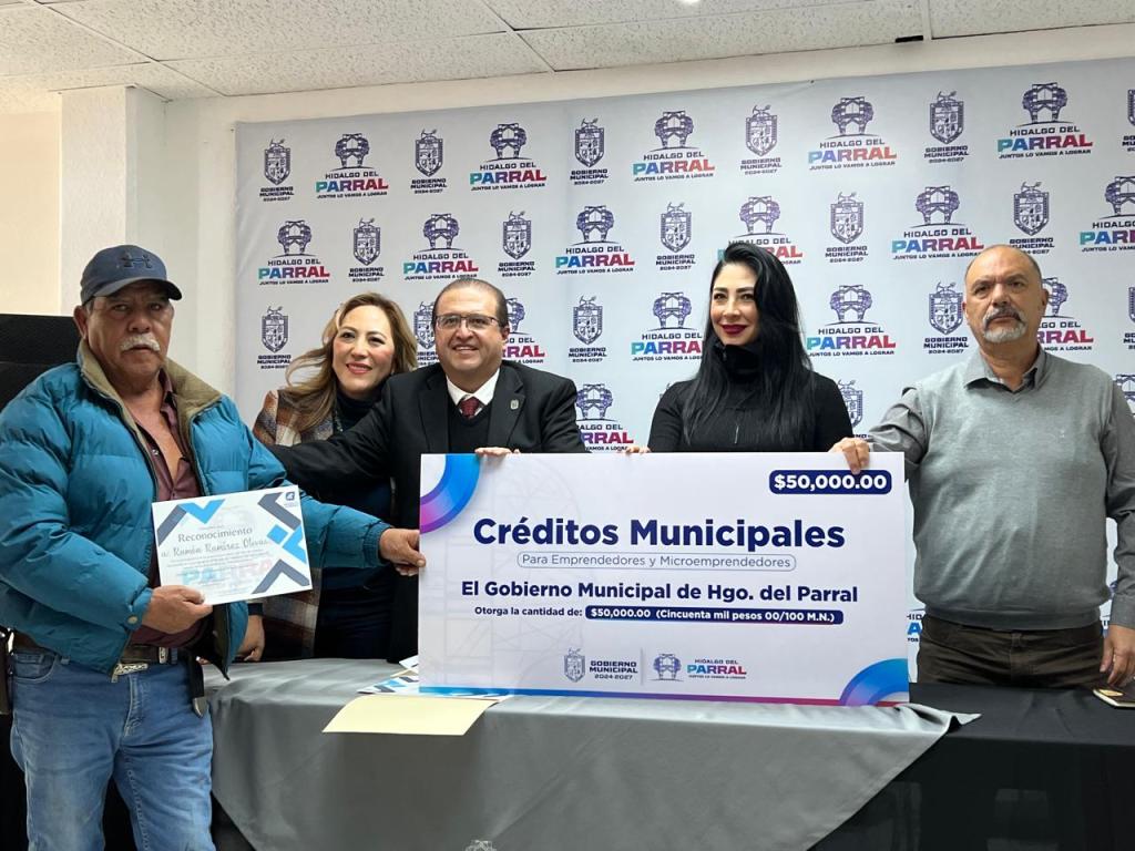 Entrega Alcalde créditos municipales en beneficio de 10&nbsp;emprendedores