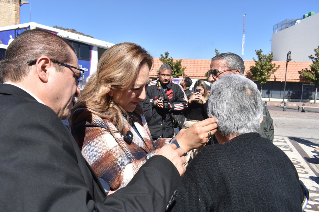 Entrega Alcalde aparatos auditivos y anunció la integración de unidad Oftalmológica&nbsp;Móvil