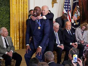 Condecoran con la Medalla Presidencial de la Libertad a Messi y al ‘Magic’&nbsp;Johnson