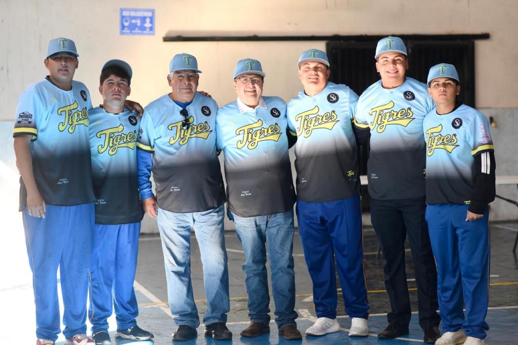 El Alcalde Chava Calderón entrega uniformes al equipo de beisbol Ayuntamiento-Prepa López&nbsp;Velarde.
