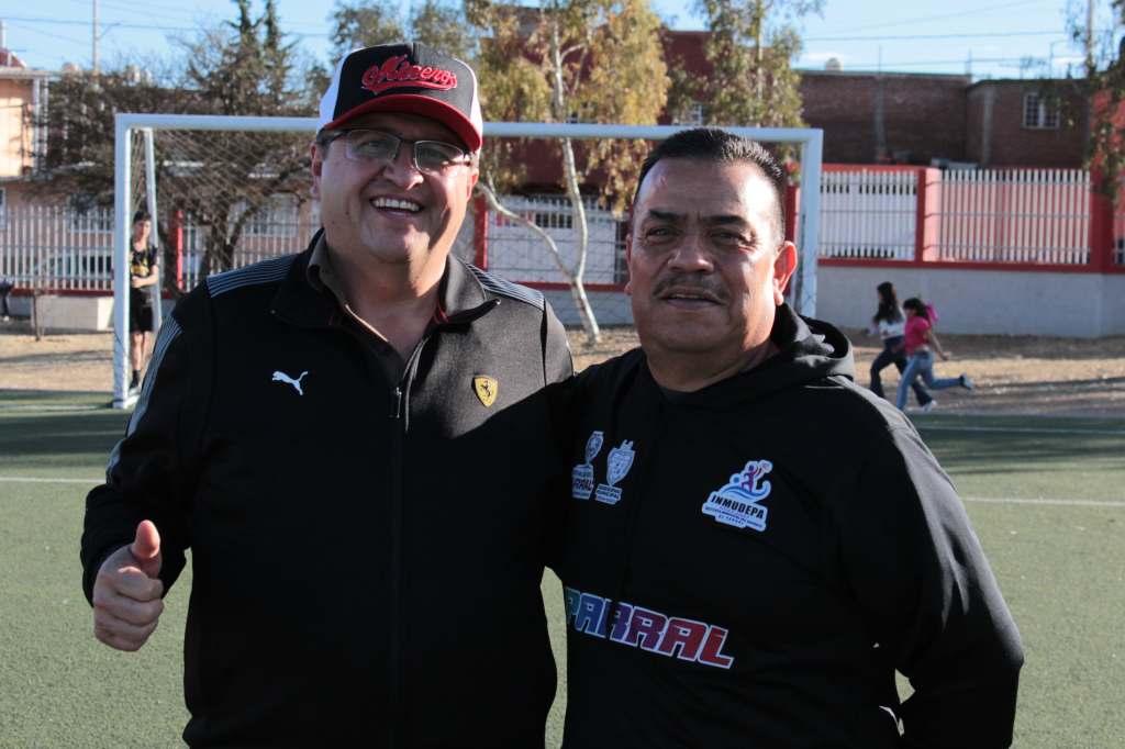 Entrega Alcalde apoyo a equipos&nbsp;deportivos.