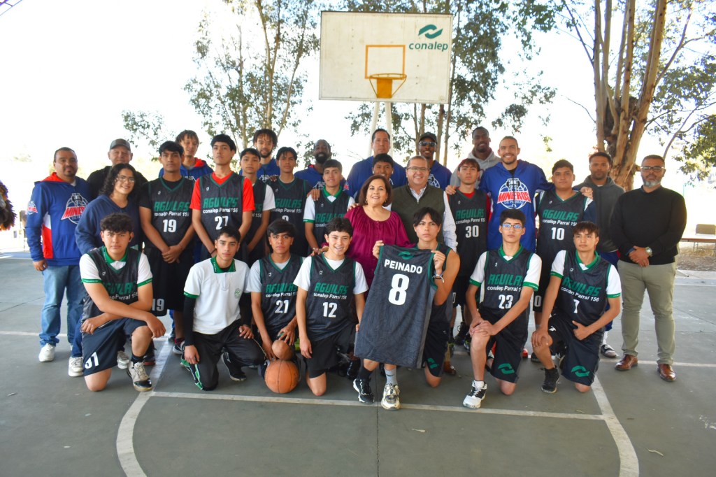 El Alcalde Chava Calderón visita el CONALEP con el equipo de Mineros de básquetbol y entrega apoyos&nbsp;deportivos.