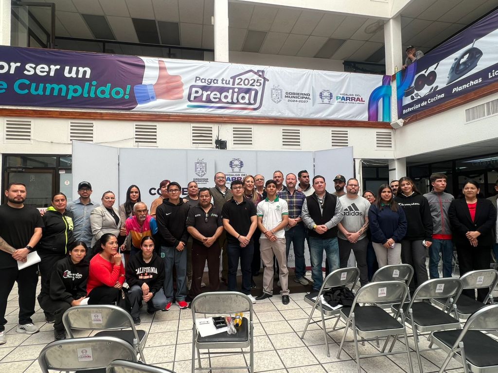 Entrega el Presidente Municipal becas a&nbsp;deportistas