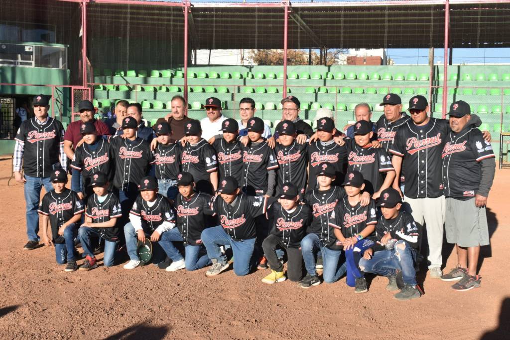 El Alcalde Chava Calderón entrega uniformes a las selecciones 9-10 y 11-12 de&nbsp;béisbol.
