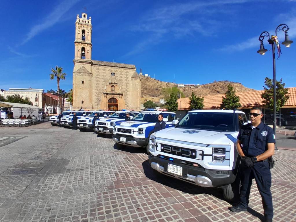 Entrega Chava Calderón 6 camionetas híbridas, chalecos balísticos y radios&nbsp;portátiles.