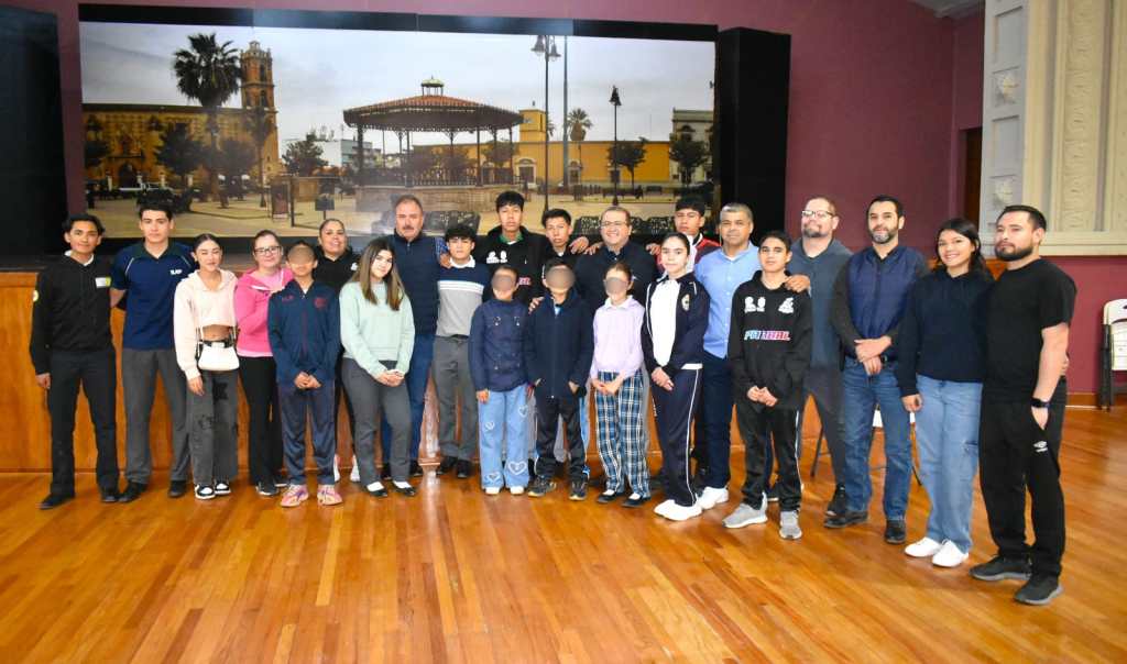 Entrega Alcalde becas a 49 deportistas bajo una inversión superior a los 36 mil&nbsp;pesos