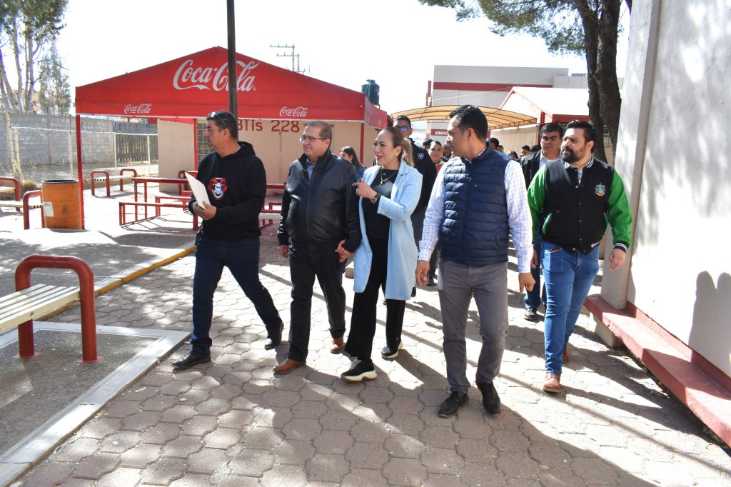 Visita el alcalde Chava Calderón el CBTIS 228 y se compromete a colocar asfalto en área de estacionamiento.