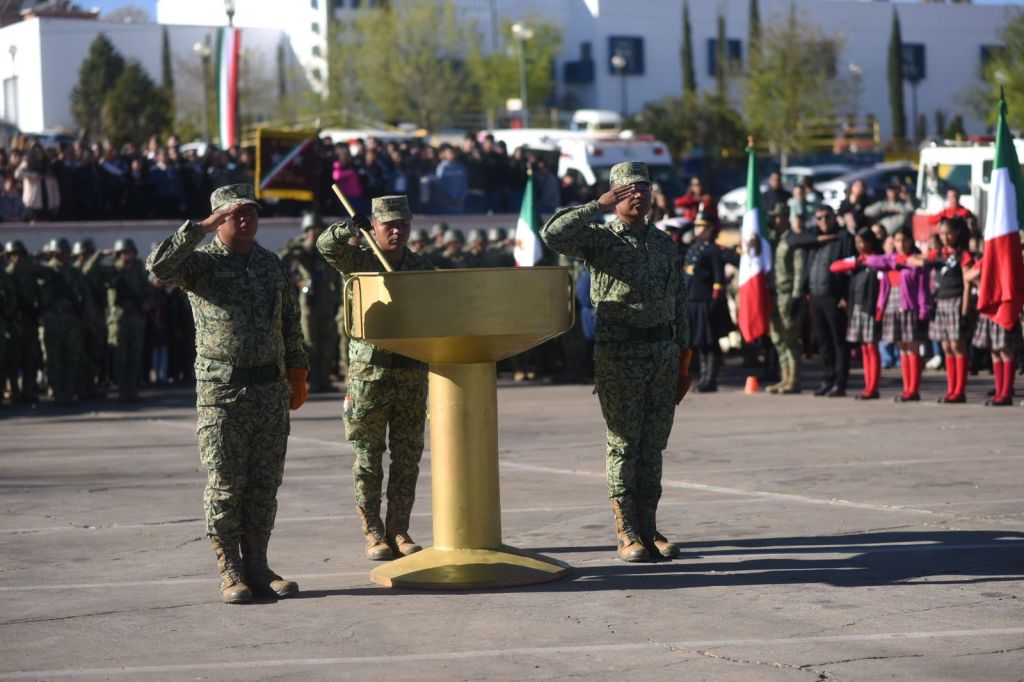 “Que la Bandera Nacional continue siendo el símbolo que nos siga inspirando a ser ciudadanos responsables, a respetar nuestras instituciones y construir un mejor futuro para todos”: Chava&nbsp;Calderón