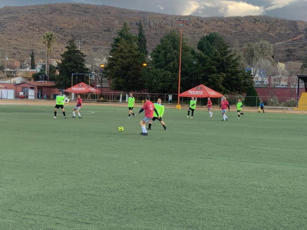 Paloma Holguín y El Maderal por la corona de veteranos 40&nbsp;años