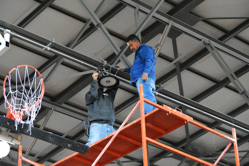 El Gobierno de Parral realiza labores de mantenimiento y cambio de iluminación del Nuevo Gimnasio&nbsp;Parral.