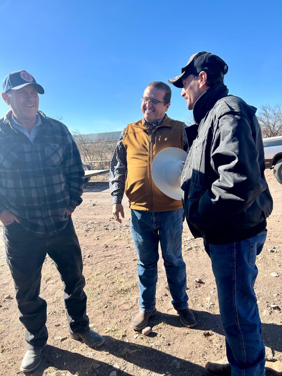 Concluye Alcalde con la entrega de 900 pacas de rastrojo a productores de&nbsp;Parral