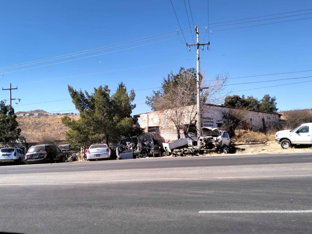 Reconoce Alcalde a propietarios de yonkes por retiro de carros de la vía&nbsp;pública.