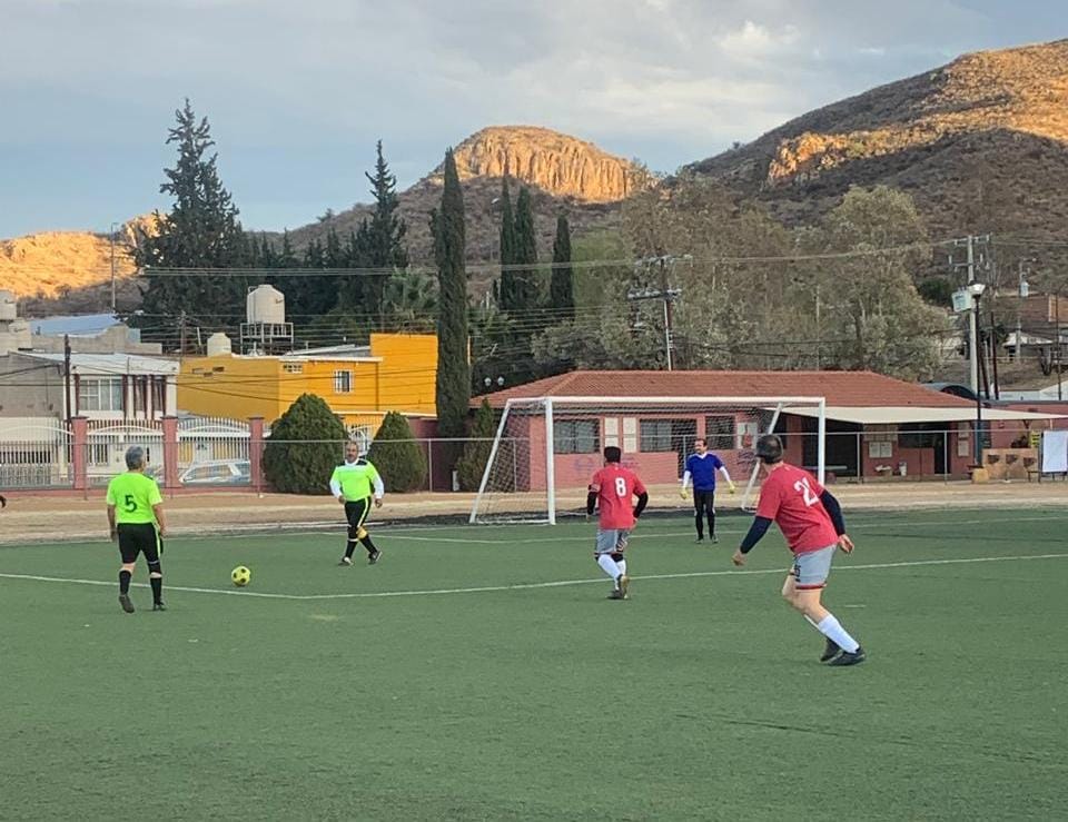 Ramón Arzabala-LN y Bebo-Helados Holanda, por el título en veteranos máster del futbol&nbsp;municipal