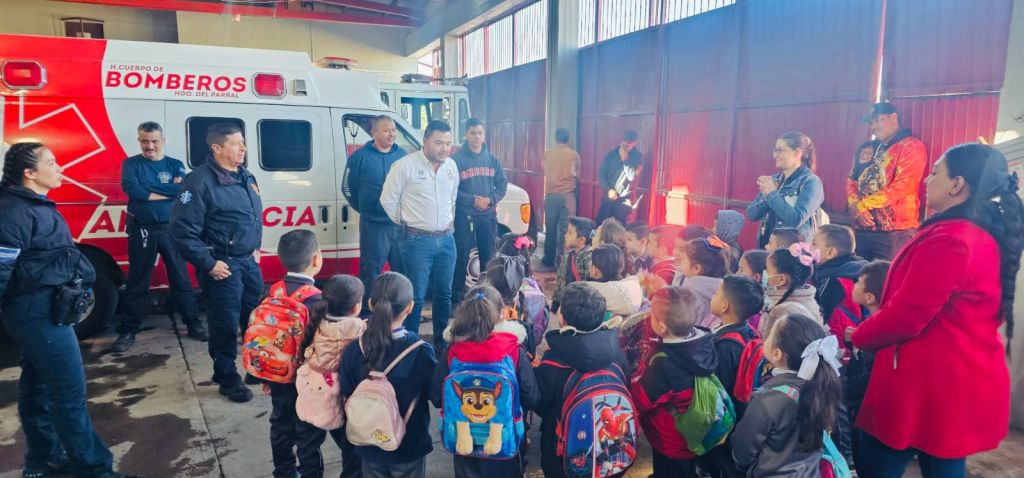 Menores del preescolar Rosaura Zapata recorren las instalaciones de&nbsp;Bomberos.