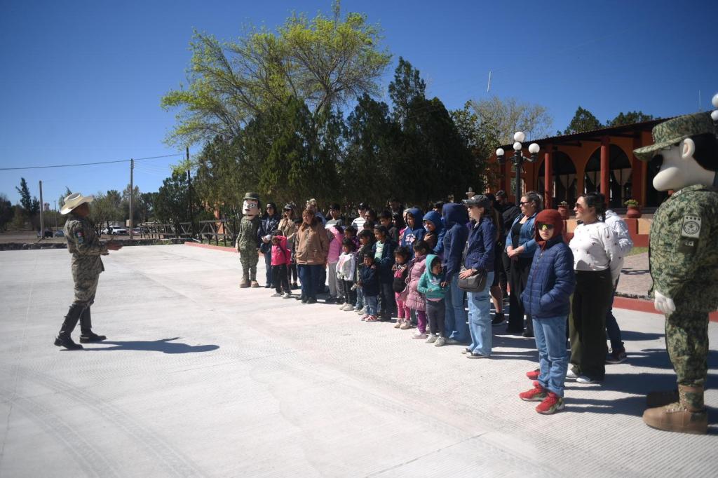 Lleva Alcalde a menores de Las Ánimas y San Andrés a la Base Aérea Militar N.&nbsp;11