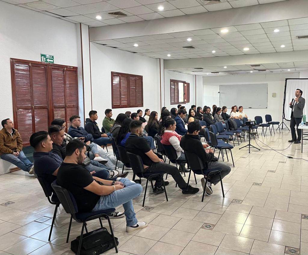 El Lic. José Antonio Gutiérrez Caballero imparte conferencia en la Facultad de Derecho de la&nbsp;URN.