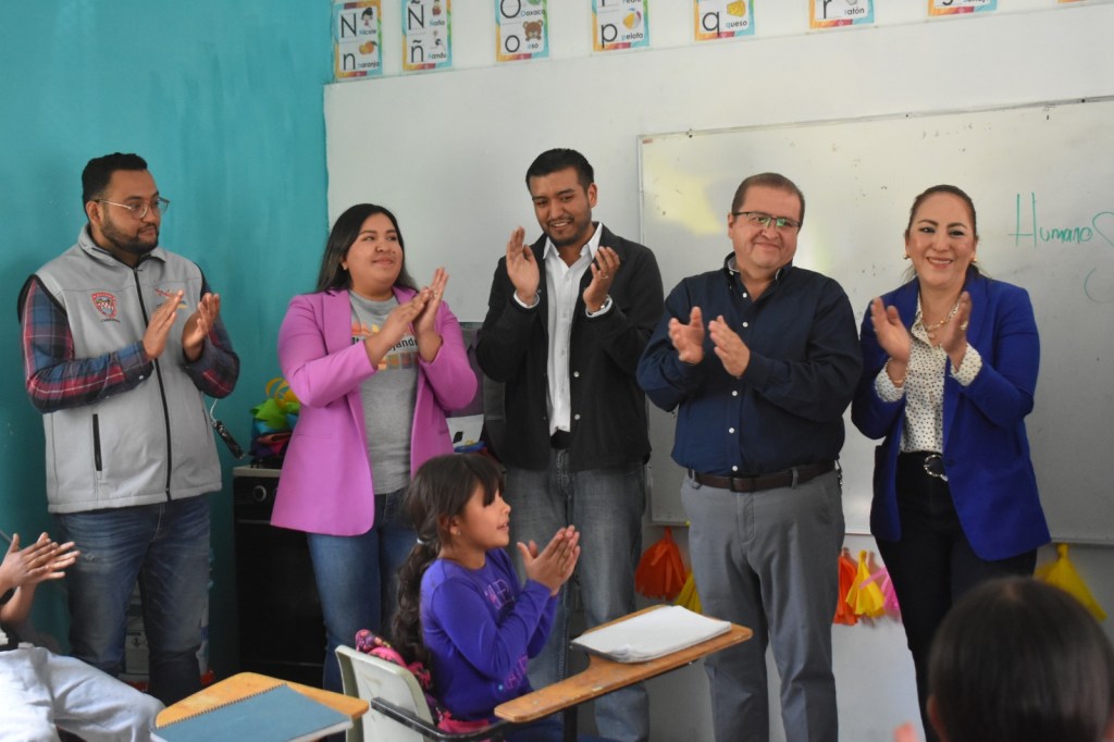 Otorga Alcalde apoyo para la reapertura de la escuela en Los&nbsp;Carrizos